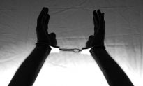 Yêu cầu người vi phạm ‘mang tiền đến trụ sở’, 13 công an phường bị đề nghị truy tố