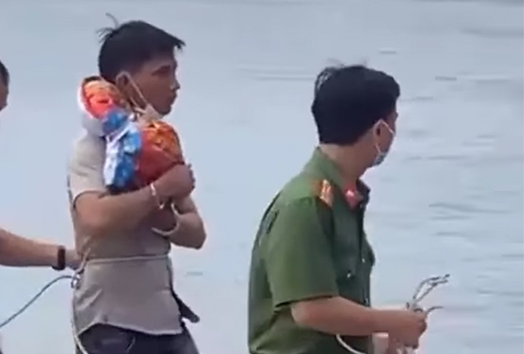 Quảng Nam: Khởi tố, bắt tạm giam người cha ném con gái 5 tuổi xuống sông