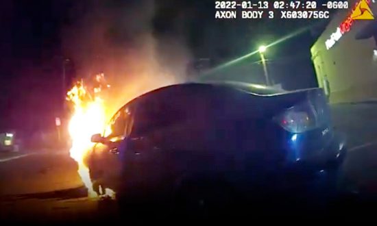 Camera ghi lại thời khắc kinh hoàng trên chiếc xe đang bốc cháy