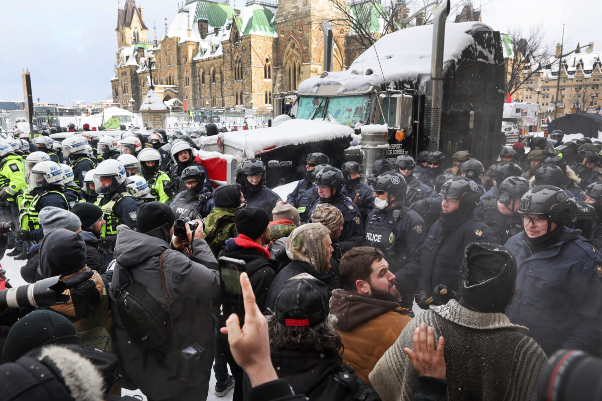 Canada: Chiến dịch trấn áp khổng lồ tại Ottawa — Cảnh sát đập cửa sổ xe tải,