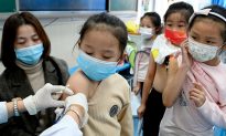 Một số trường học ở Bắc Kinh buộc trẻ tiêm vaccine Covid-19