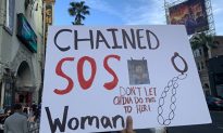 Biểu ngữ kêu gọi 'phóng thích người phụ nữ bị xích cổ' xuất hiện trên Đại lộ Danh vọng Hollywood