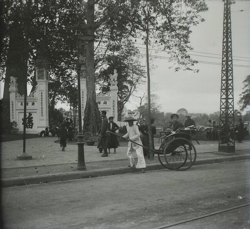 phía trước cổng đền ngọc sơn tết tháng giêng 1928