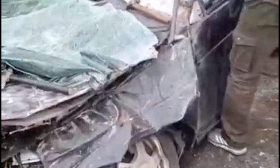 VIDEO kinh hoàng tại Ukraine: Xe bọc thép cố tình đâm bẹp ô tô đang chạy trên đường cao tốc