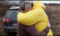 Bố phải quay về cầm súng, giao hai con cho người xa lạ ở biên giới Ukraine vượt biên sang Hungary