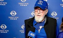 Bệnh nhân Parkinson 73 tuổi xem xong Shen Yun vứt nạng đi