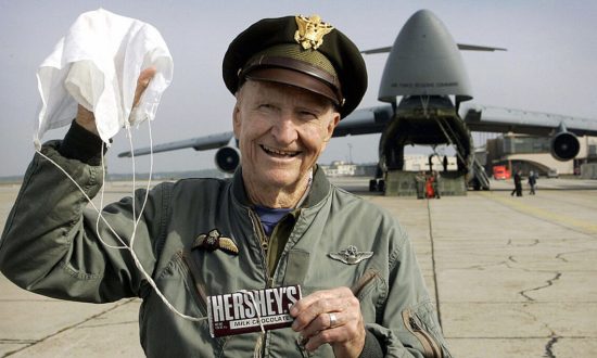 Cựu phi công ném ‘bom kẹo’ cho trẻ em Tây Berlin đã qua đời ở tuổi 101