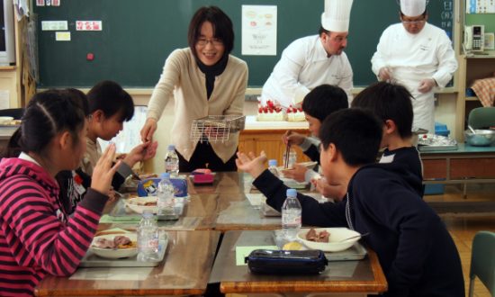 Tại sao một bữa trưa phổ thông của trẻ em Nhật Bản lại nhận được sự chú ý của hàng trăm ngàn người