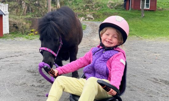 Mối quan hệ ngọt ngào giữa cô bé 6 tuổi và chú ngựa nhỏ