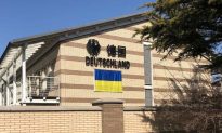 Đại sứ quán EU và nhiều nước ở Trung Quốc treo cờ Ukraine