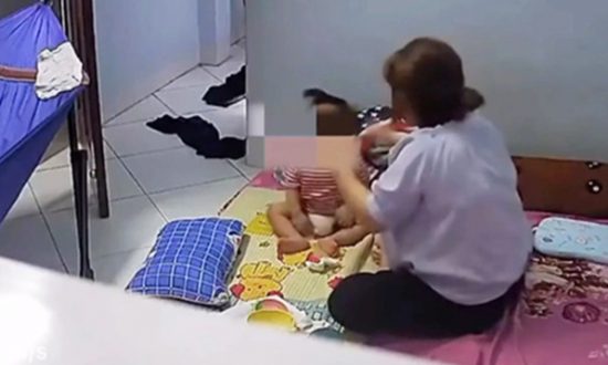 Bé gái 11 tháng tuổi bị bảo mẫu đánh liên tiếp khi cho ăn cháo