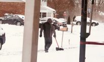 'Làm điều đúng đắn': Ông bố 2 con xúc tuyết cho hàng xóm mỗi khi trời đổ tuyết