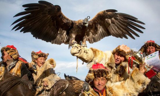 Những người thợ săn Kazakh cùng với đại bàng và ngựa