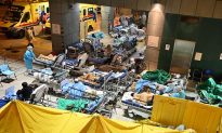 Bệnh viện Hong Kong quá tải vì Covid-19, người dân đổ xô tích trữ thực phẩm