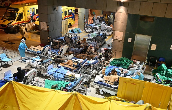 Bệnh viện Hong Kong quá tải vì Covid-19, người dân đổ xô tích trữ thực phẩm