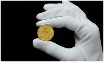 Dò tìm kim loại, phát hiện đồng xu quý hiếm trị giá 185.000 USD
