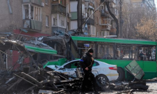 Video: Khoảnh khắc kinh hoàng tên lửa bắn trúng xe buýt ở thủ đô Ukraine