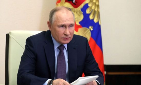 Tổng thống Vladimir Putin ký luật cấm phẫu thuật chuyển giới ở Nga