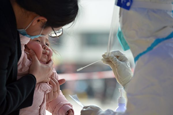 Thượng Hải: Trẻ sơ sinh chưa đầy tháng vẫn bị cách ly dù đã chuyển âm tính