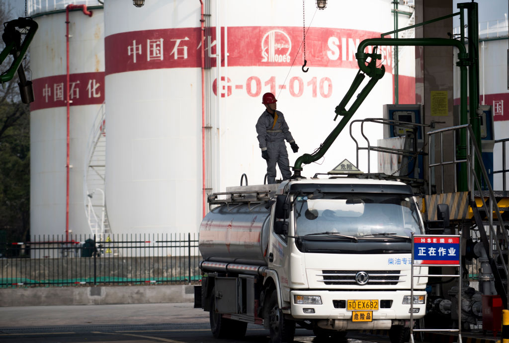 Mỹ bán gần 6 triệu thùng dầu dự trữ cho Trung Quốc khi người Mỹ vẫn quay  cuồng với giá xăng cao
