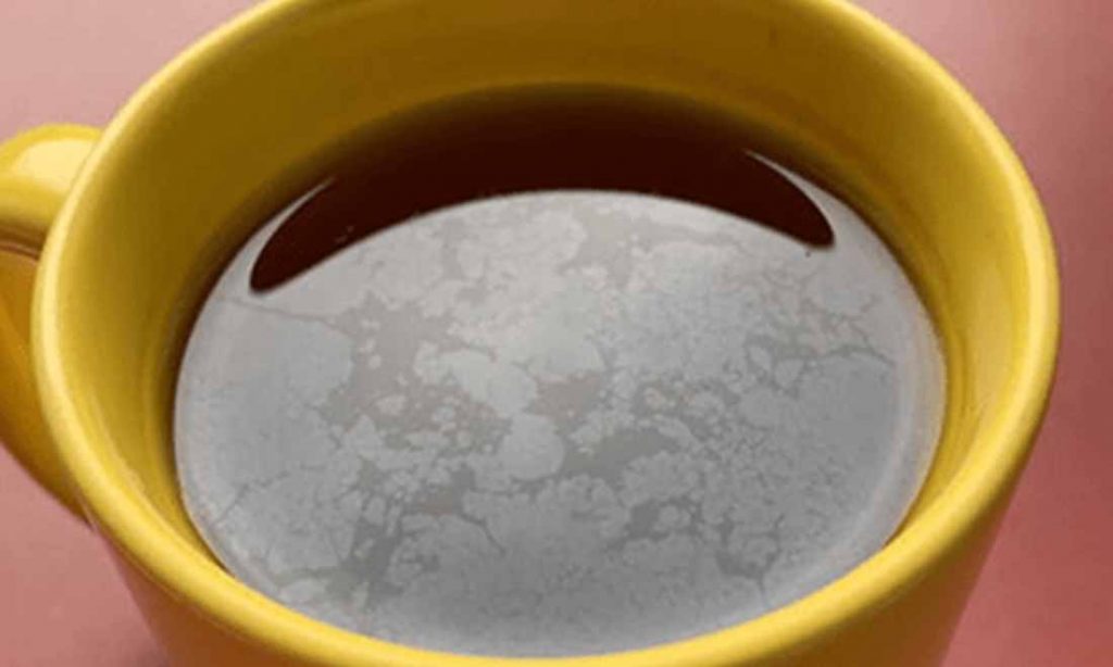 Nước trà xuất hiện màng trên bề mặt, là trà bẩn hay tách trà bẩn? Uống vào có hại không?