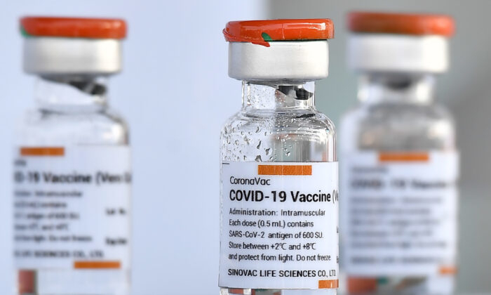 Người tiêm vaccine Sinovac của Trung Quốc có nguy cơ cao chuyển nặng khi mắc COVID