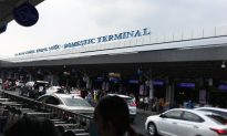 Xe buýt được đón khách ở ga quốc nội sân bay Tân Sơn Nhất từ 18/4