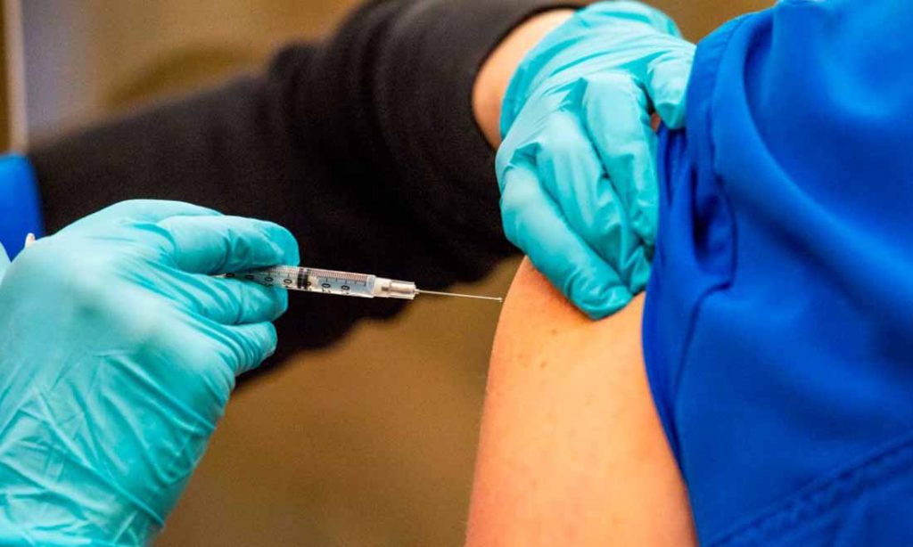 Nghiên cứu lớn: Khả năng bảo vệ của liều vaccine COVID-19 thứ tư giảm nhanh chóng
