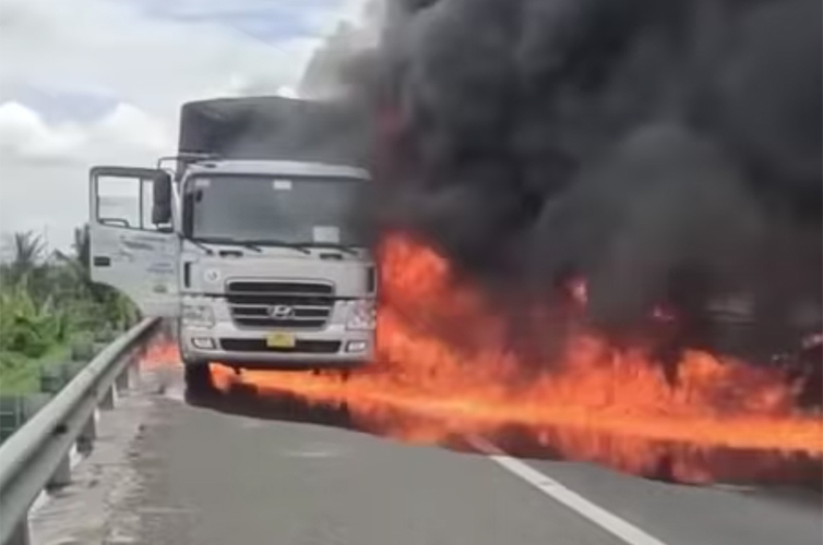 Xe chở dầu bất ngờ bốc cháy, lửa lan rộng trên cao tốc TP.HCM – Trung Lương