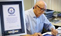 Người đàn ông 100 tuổi phá kỷ lục thế giới về 'sự nghiệp lâu dài nhất trong cùng một công ty'