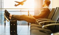 Tiếp viên hàng không tiết lộ cách mang thêm hành lý lên máy bay mà không phải trả tiền