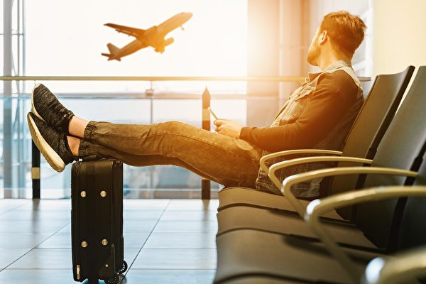 Tiếp viên hàng không tiết lộ cách mang thêm hành lý lên máy bay mà không phải trả tiền