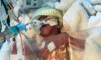Em bé sinh non 17 tuần sống sót diệu kỳ sau khi cha mẹ từ chối không tắt máy hỗ trợ sự sống