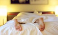 Ngủ với đèn sáng làm tăng nguy cơ mắc bệnh tiểu đường và bệnh tim