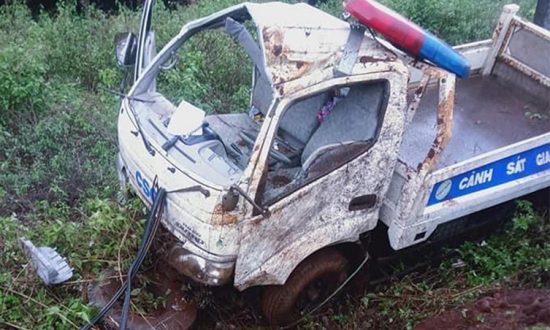 Xe tuần tra của CSGT bị tai nạn trên đường, hư hỏng nặng