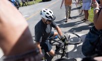 Tổng thống Biden bị ngã xe đạp