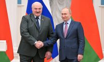 Tổng thống Belarus tặng ông Putin máy kéo làm quà sinh nhật 70 tuổi