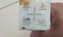 Cọc nhựa ghi chữ Trung Quốc trôi dạt vào bờ biển Khánh Hoà