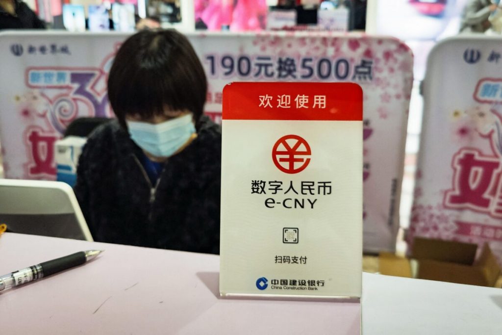 Trung Quốc: e-CNY là giải pháp hoàn hảo chặn rút tiền ồ ạt và dòng vốn tháo chạy