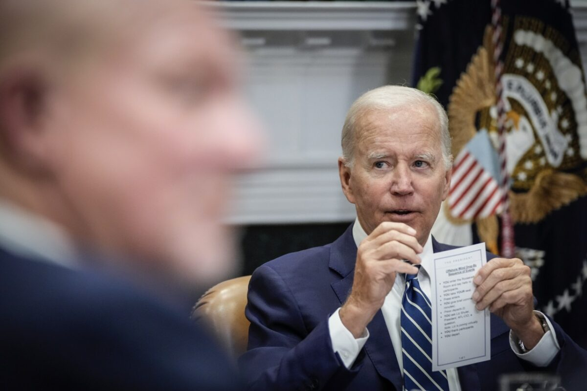 Ông Biden vô tình để lộ tờ giấy nhắc ông phải hành xử như thế nào
