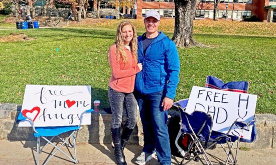 Tình yêu thương không giới hạn: Cặp đôi trao 600 ‘cái ôm của bố và mẹ’ tại khuôn viên trường đại học