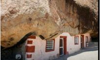 Kỳ lạ: Ngôi nhà nằm dưới tảng đá nặng 850 tấn giữa sa mạc