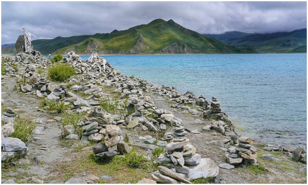 Hồ nước bí ẩn nhất Tây Tạng: Chứa cả trăm nghìn tấn cá nhưng không ai dám bắt, dám ăn