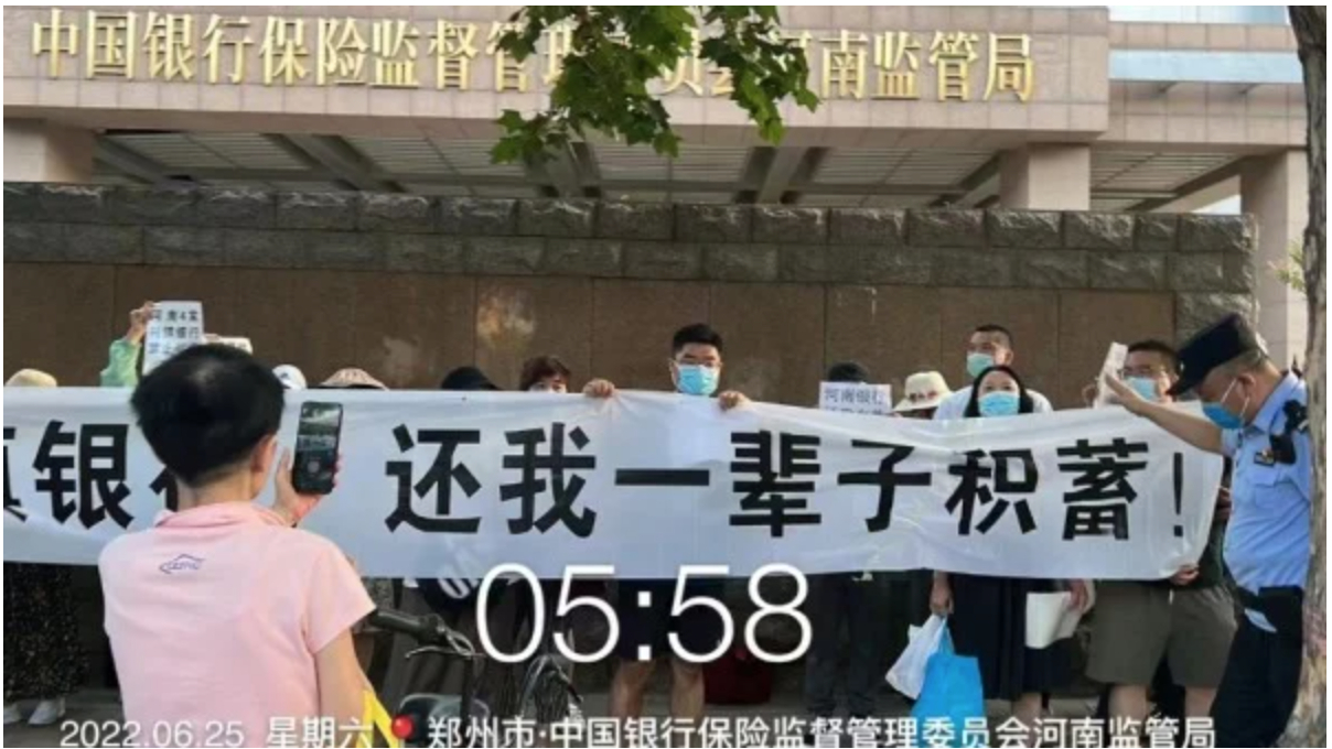 Leo thang khủng hoảng thanh khoản: Cảnh sát Trung Quốc nổ súng, bắt giữ người gửi tiền biểu tình