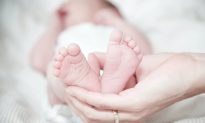 Sau khi sinh con tại sao bệnh viện lưu lại dấu bàn chân thay vì dấu bàn tay trẻ?