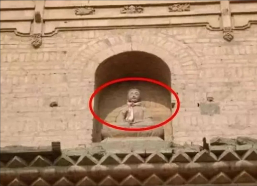 Bức tượng Phật từng được người dân nhìn thấy đưa tay đón lấy em bé rơi từ tầng 12 của tòa tháp.