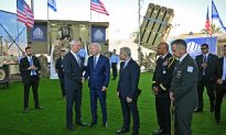 Tổng thống Biden bắt tay với quan chức Israel, 'bác bỏ' tuyên bố của Nhà Trắng về việc 'giảm thiểu tiếp xúc'