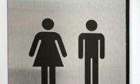 Trái với chính quyền Biden, chính phủ Anh ra thông báo: Tất cả các tòa nhà công cộng phải có nhà vệ sinh nam nữ riêng biệt