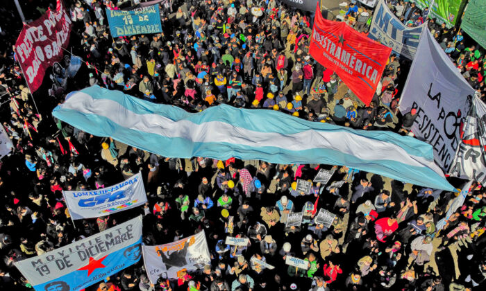 Argentina: Chính phủ trên đà sụp đổ, người dân cự tuyệt làm việc