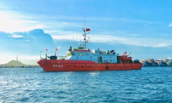 Trực thăng Hải quân tham gia tìm kiếm 8 ngư dân Bình Thuận mất tích trên biển